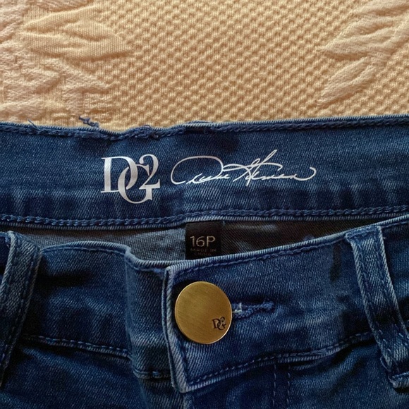 Diane Gilman denim short with flower detail, size 16 petite - Picture 2 of 6